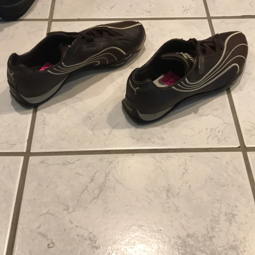 Ladies Slip on shoes.    Velcro closure.